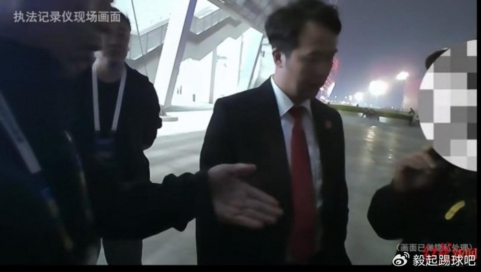 成都法院球场擒老赖：欠债还钱天经地义