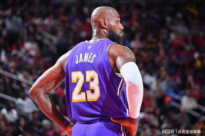 詹姆斯26+11+7率湖人大胜勇士 展现超巨全面统治力