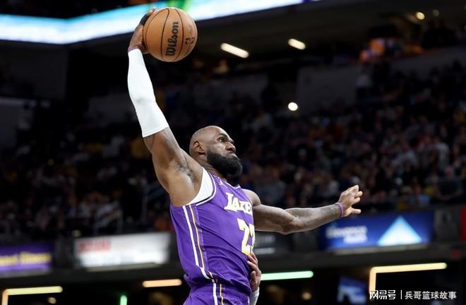 詹姆斯26+11+7率湖人大胜勇士 展现超巨全面统治力