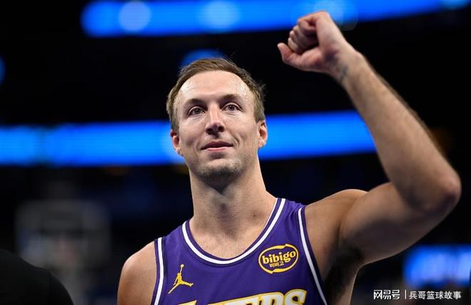 詹姆斯26+11+7率湖人大胜勇士 展现超巨全面统治力